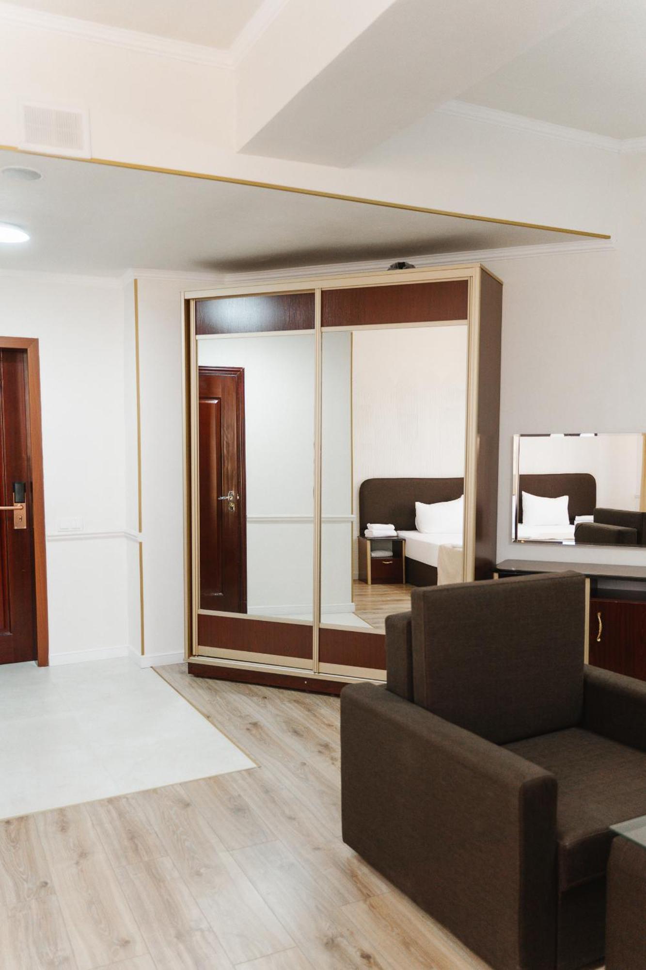 Hotel Bellagio Shymkent Esterno foto