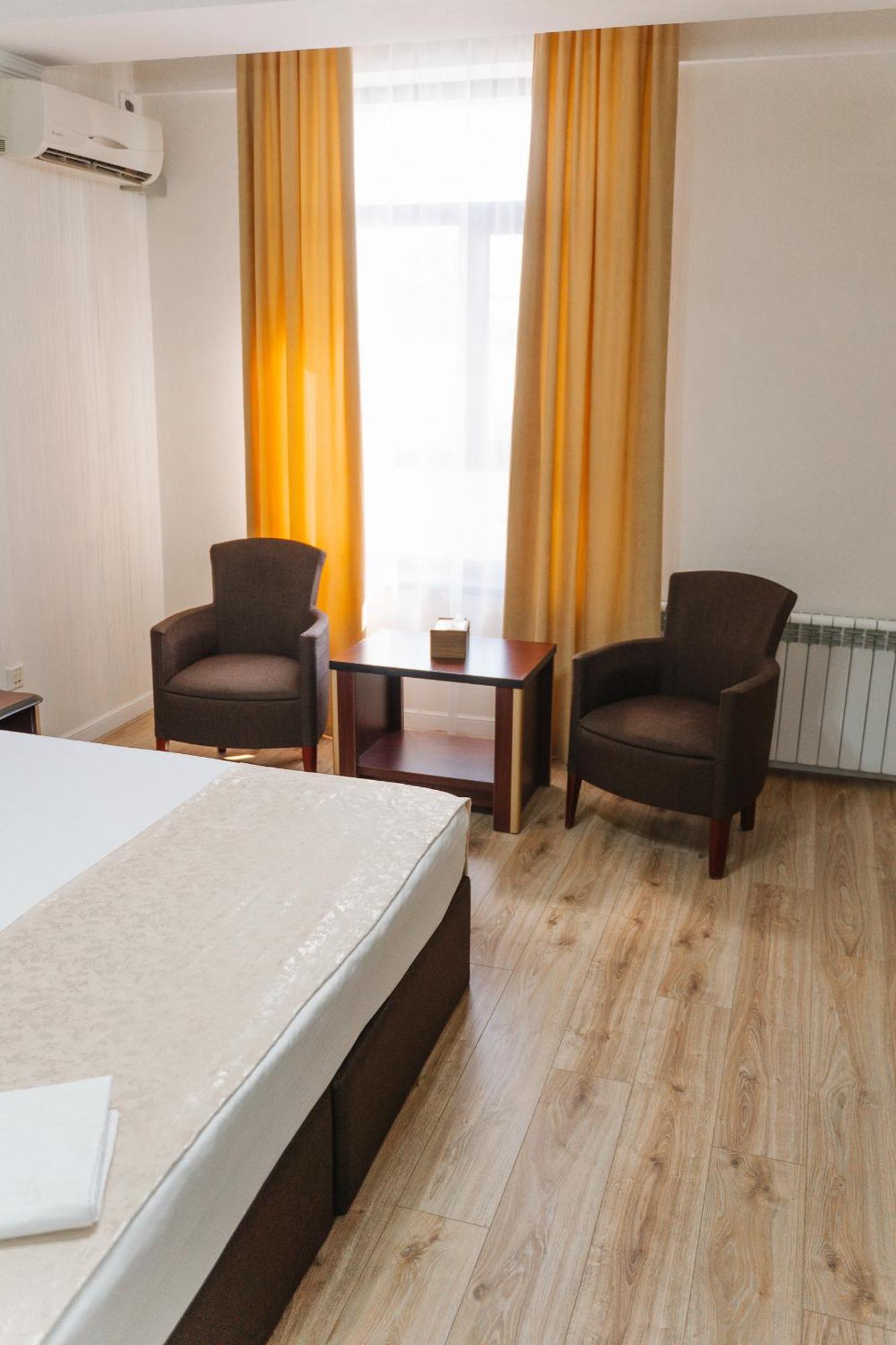 Hotel Bellagio Shymkent Esterno foto