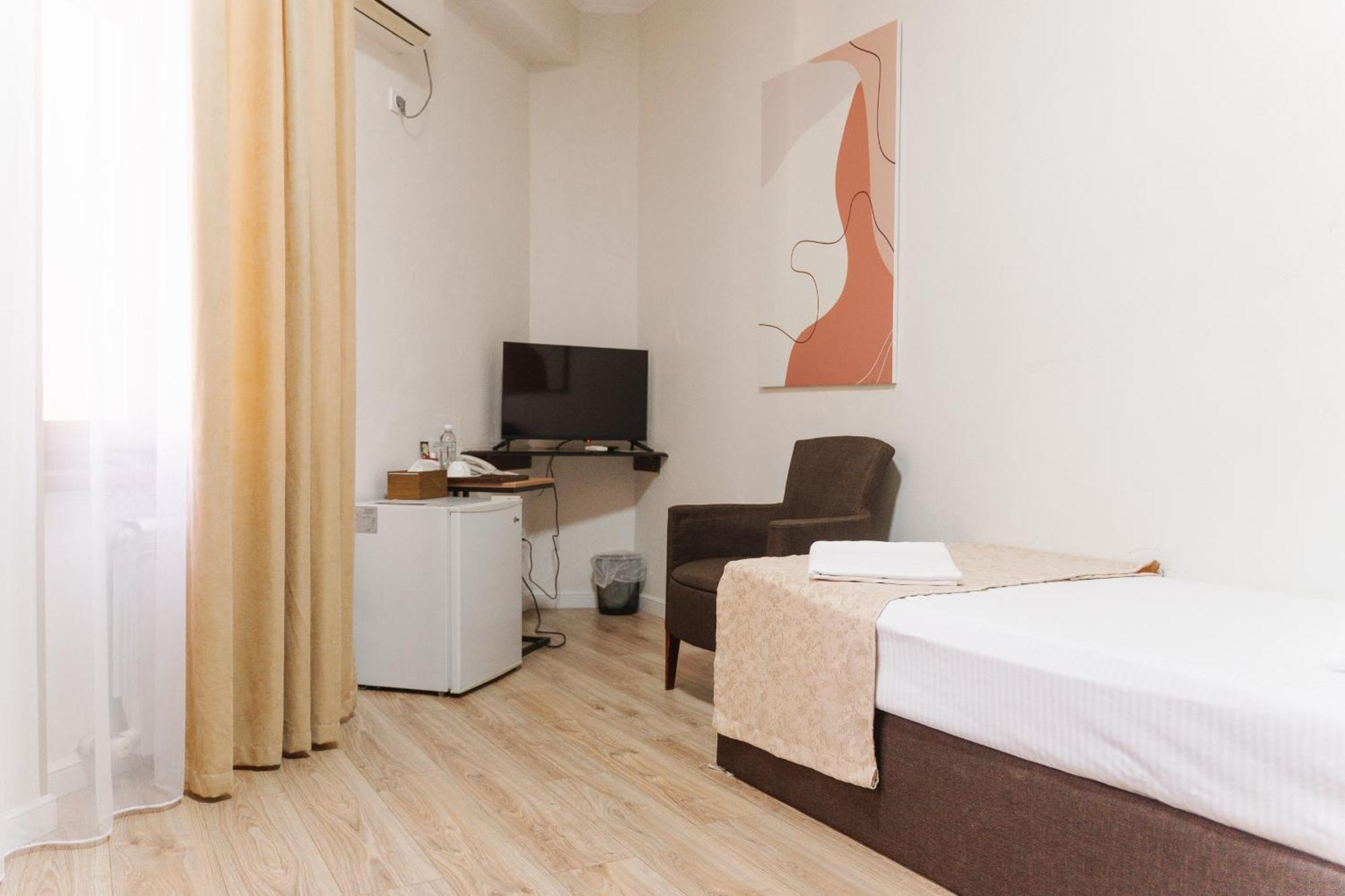 Hotel Bellagio Shymkent Esterno foto