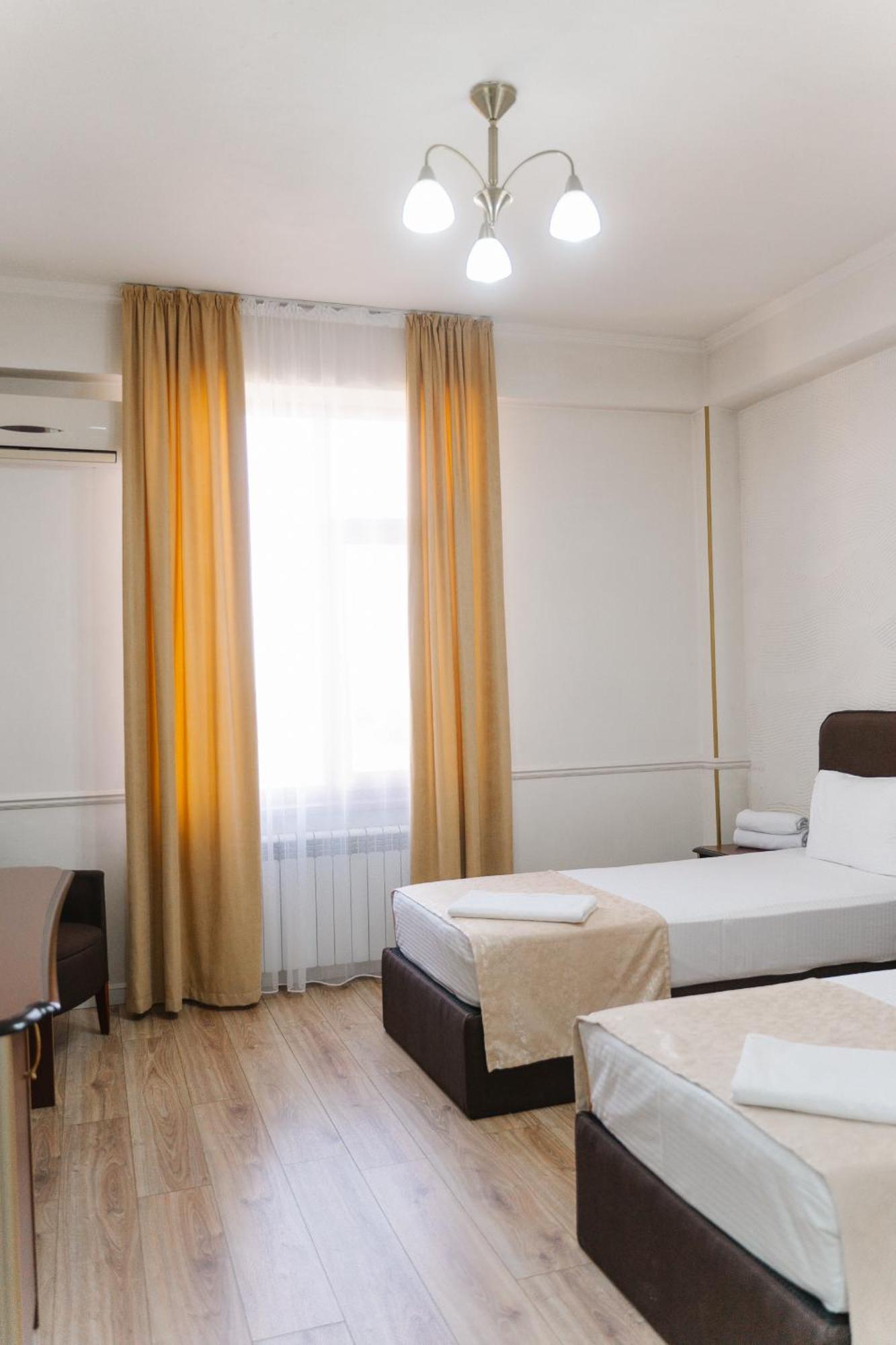 Hotel Bellagio Shymkent Esterno foto